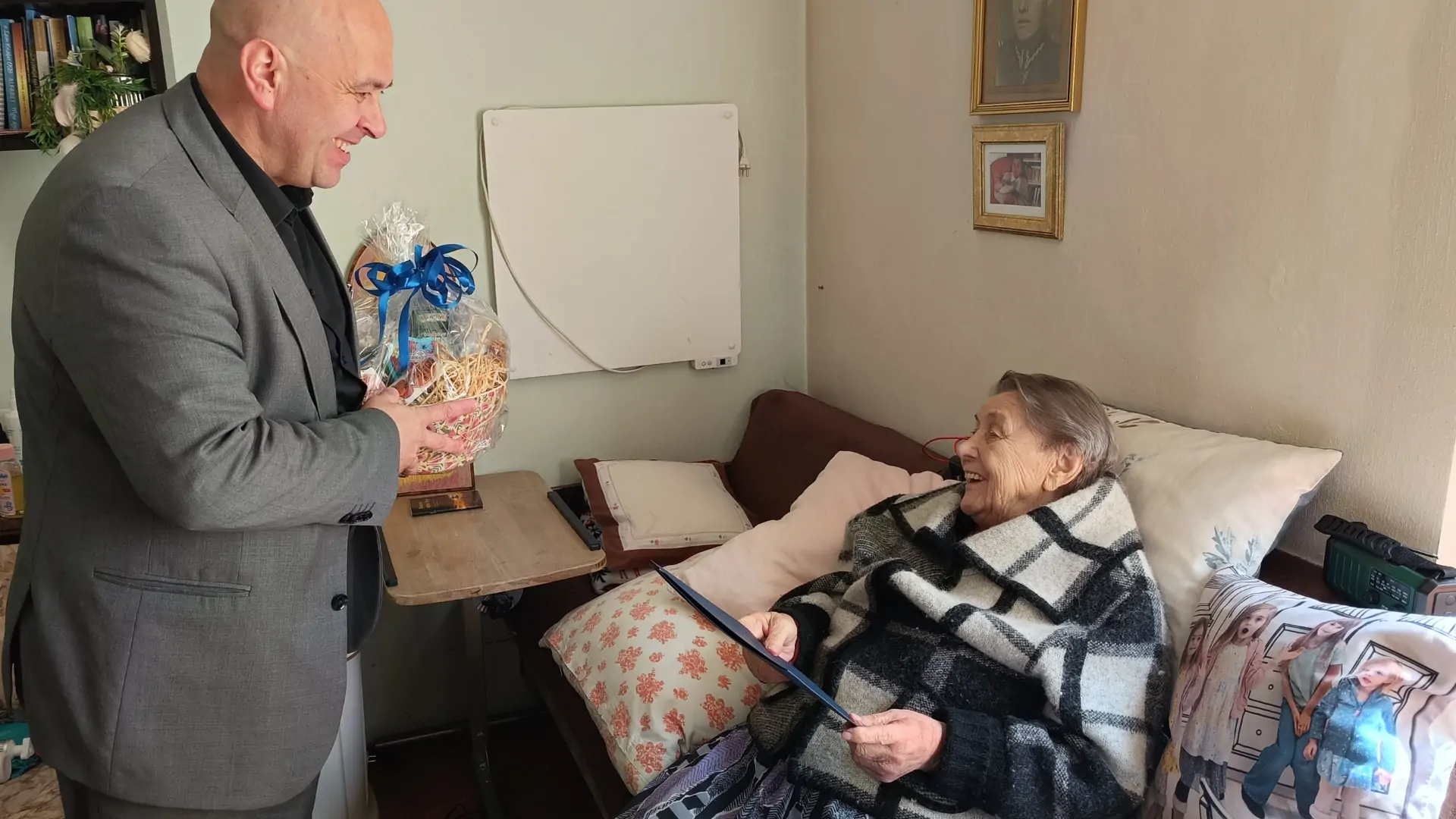 Zdjęcie Wójta Gminy Mogilany wręczającego prezent jubilatce - Pani Genowefie.